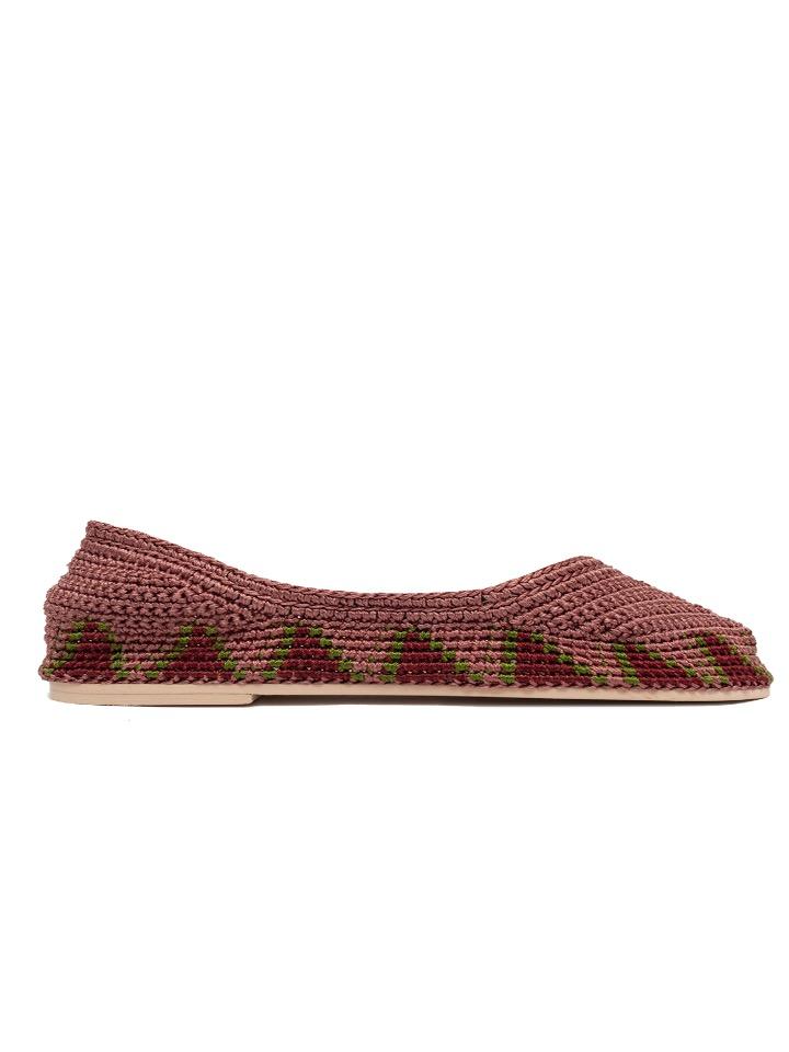 Bailarinas planas de punto crochet tejidas a mano en color rosa antique, burdeos y verde. Están realizadas en algodón y rayón teñidos a mano con tintes naturales, esta combinación de materiales hace que sean un poco elásticas lo que les da un ajuste perfecto y gran comodidad. Perfectas para resaltar cualquier look.   Exterior: 60% Rayón, 40% Algodón Interior: Cuero 100% Suela: Goma 100%  Color: Rose_Antique