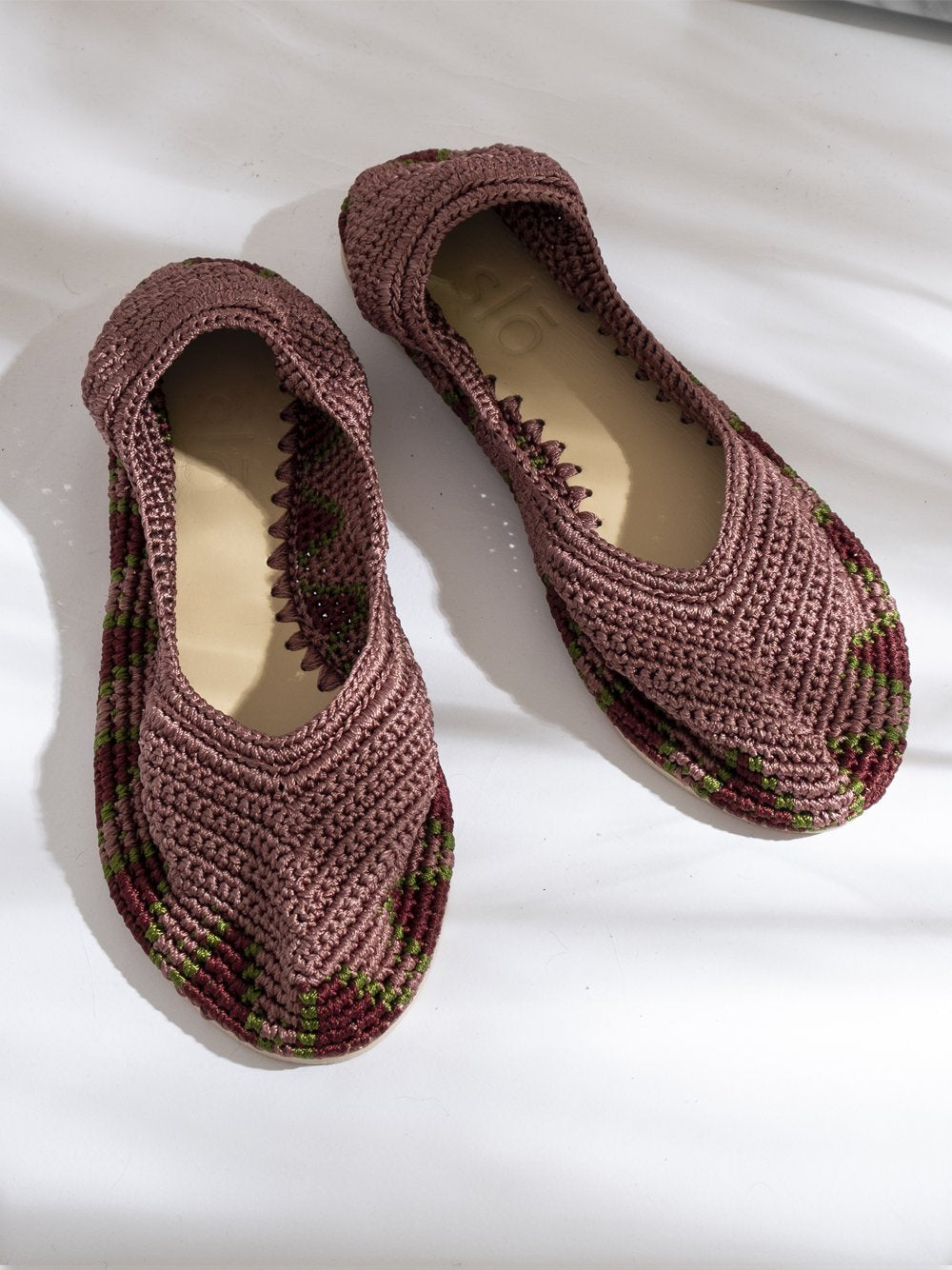 Bailarinas planas de punto crochet tejidas a mano en color rosa antique, burdeos y verde. Están realizadas en algodón y rayón teñidos a mano con tintes naturales, esta combinación de materiales hace que sean un poco elásticas lo que les da un ajuste perfecto y gran comodidad. Perfectas para resaltar cualquier look.   Exterior: 60% Rayón, 40% Algodón Interior: Cuero 100% Suela: Goma 100%  Color: Rose_Antique
