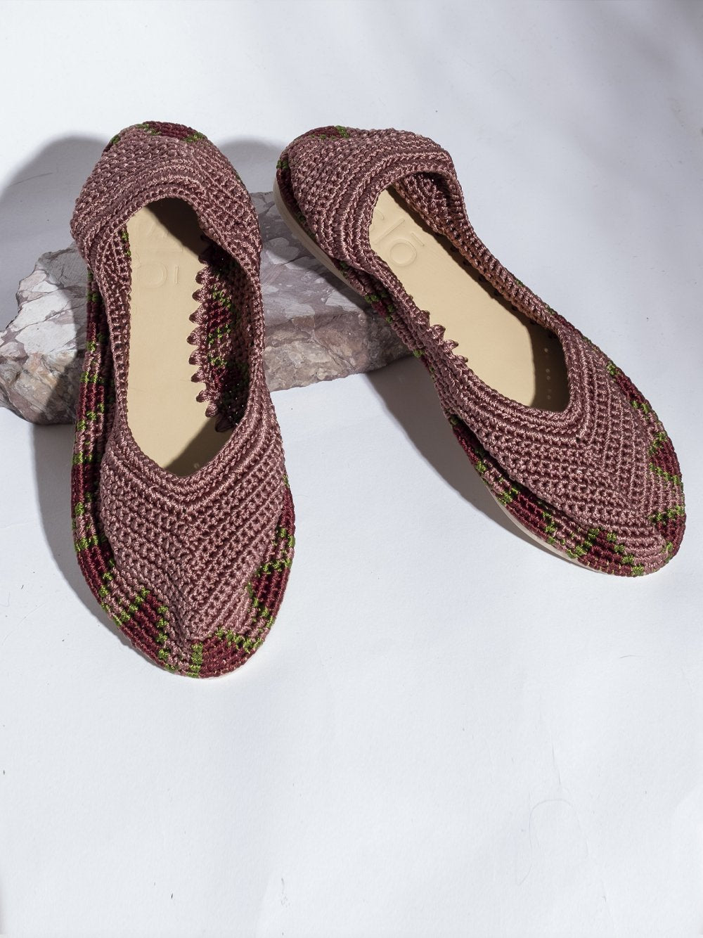 Bailarinas planas de punto crochet tejidas a mano en color rosa antique, burdeos y verde. Están realizadas en algodón y rayón teñidos a mano con tintes naturales, esta combinación de materiales hace que sean un poco elásticas lo que les da un ajuste perfecto y gran comodidad. Perfectas para resaltar cualquier look.   Exterior: 60% Rayón, 40% Algodón Interior: Cuero 100% Suela: Goma 100%  Color: Rose_Antique