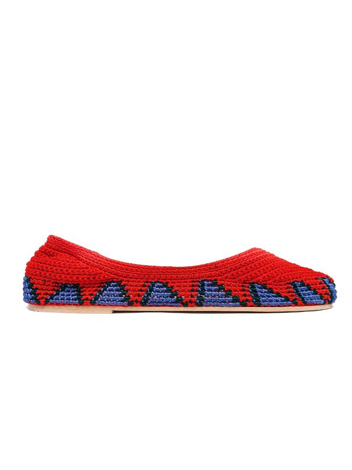 Bailarinas planas de punto crochet tejidas a mano en color rojo, azul y verde. Están realizadas en algodón y rayón teñidos a mano con tintes naturales, esta combinación de materiales hace que sean un poco elásticas lo que les da un ajuste perfecto y gran comodidad. Perfectas para resaltar cualquier look.   Exterior: 60% Rayón, 40% Algodón Interior: Cuero 100% Suela: Goma 100%  Color: Rush_Red