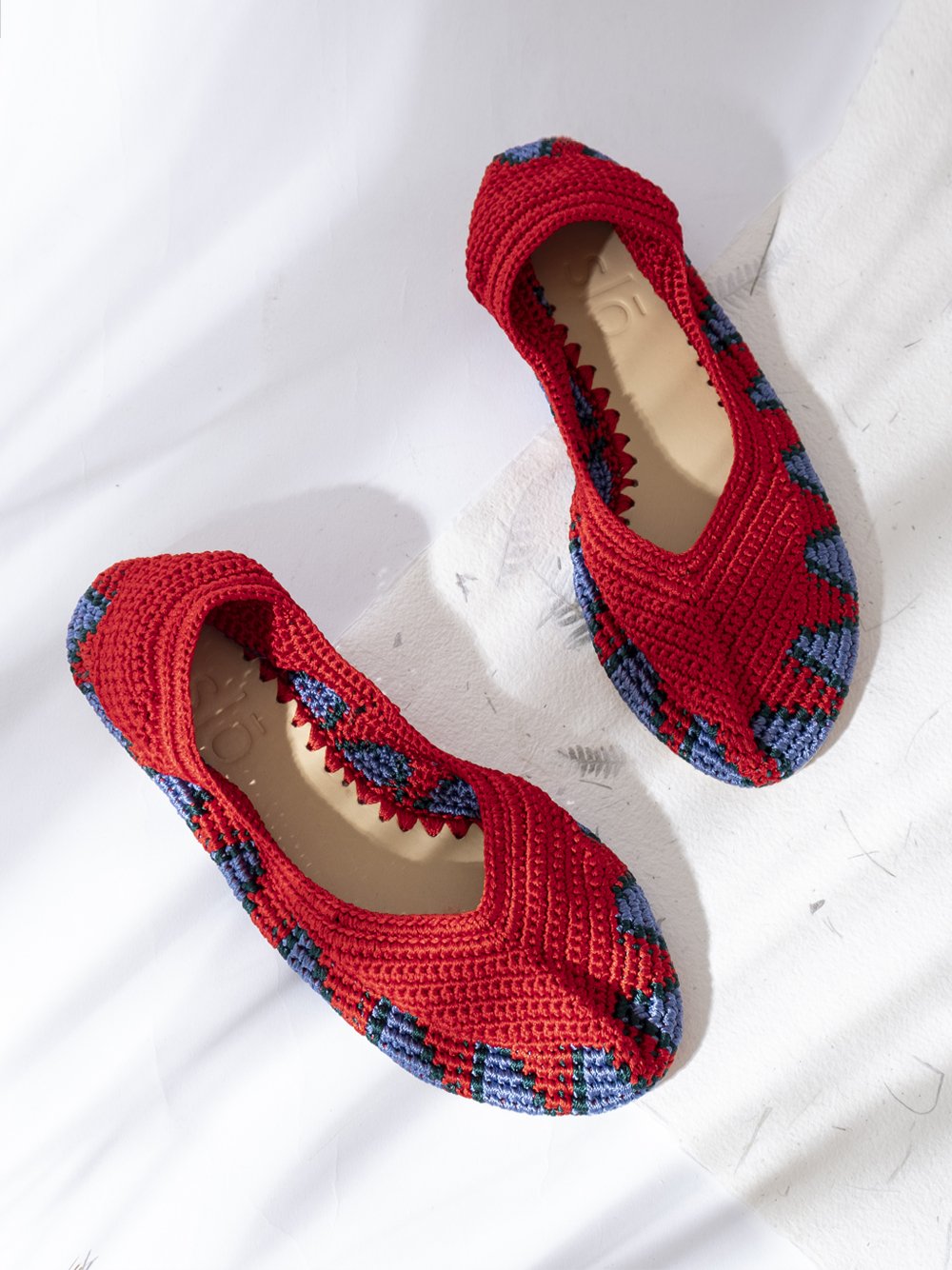 Bailarinas planas de punto crochet tejidas a mano en color rojo, azul y verde. Están realizadas en algodón y rayón teñidos a mano con tintes naturales, esta combinación de materiales hace que sean un poco elásticas lo que les da un ajuste perfecto y gran comodidad. Perfectas para resaltar cualquier look.   Exterior: 60% Rayón, 40% Algodón Interior: Cuero 100% Suela: Goma 100%  Color: Rush_Red