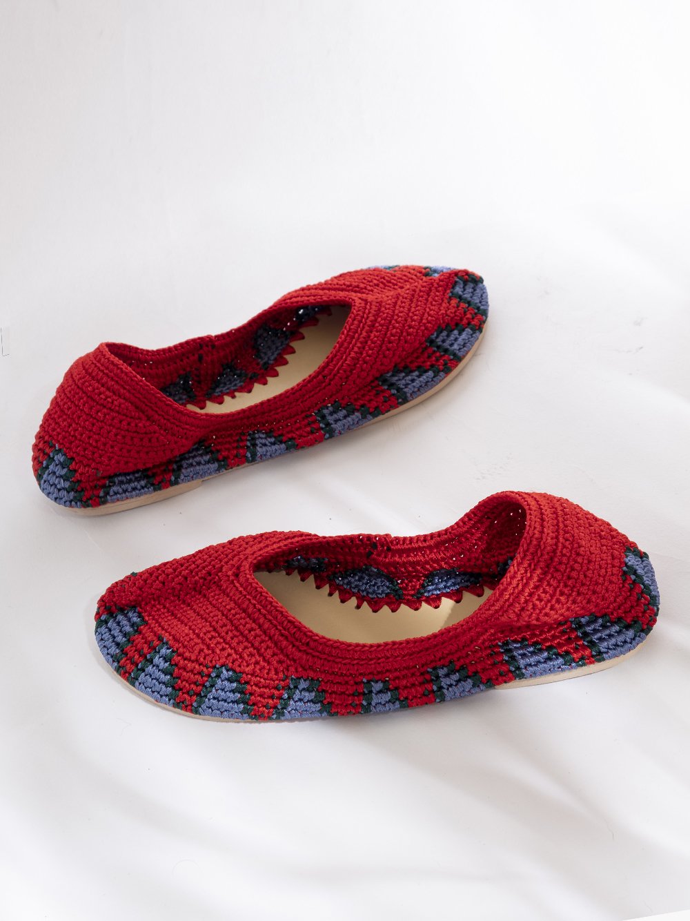 Bailarinas planas de punto crochet tejidas a mano en color rojo, azul y verde. Están realizadas en algodón y rayón teñidos a mano con tintes naturales, esta combinación de materiales hace que sean un poco elásticas lo que les da un ajuste perfecto y gran comodidad. Perfectas para resaltar cualquier look.   Exterior: 60% Rayón, 40% Algodón Interior: Cuero 100% Suela: Goma 100%  Color: Rush_Red