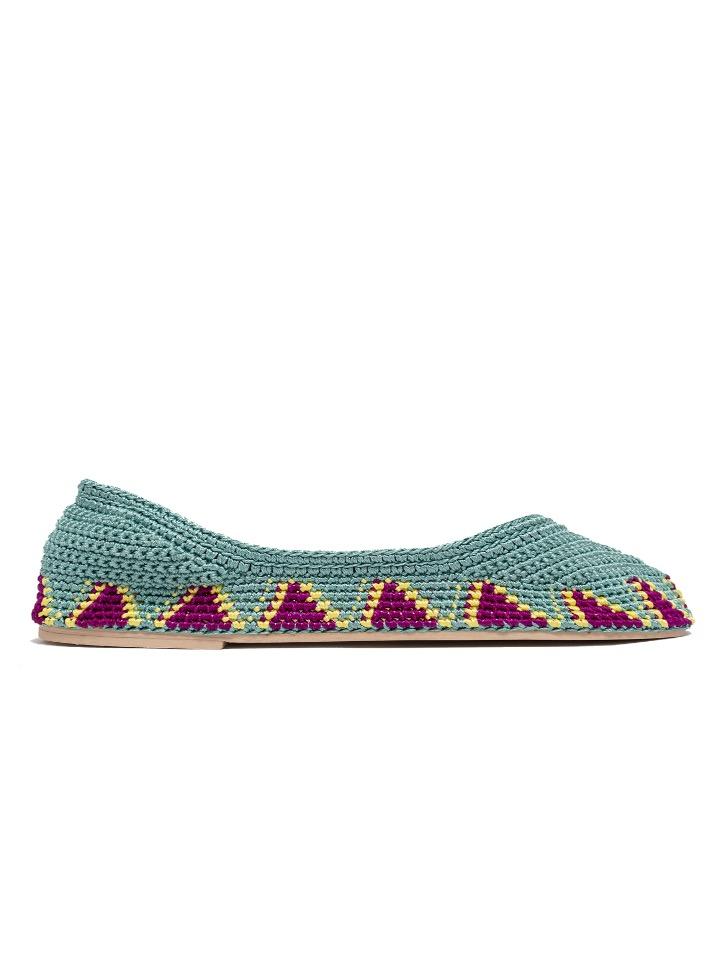 Bailarinas planas de punto crochet tejidas a mano en color turquesa, morado y amarillo, con cierre de tiras romanas. Están realizadas en algodón y rayón teñidos a mano con tintes naturales, esta combinación de materiales hace que sean un poco elásticas lo que les da un ajuste perfecto y gran comodidad. Perfectas para resaltar cualquier look.   Exterior: 60% Rayón, 40% Algodón Interior: Cuero 100% Suela: Goma 100%  Color: Whispering_Blue