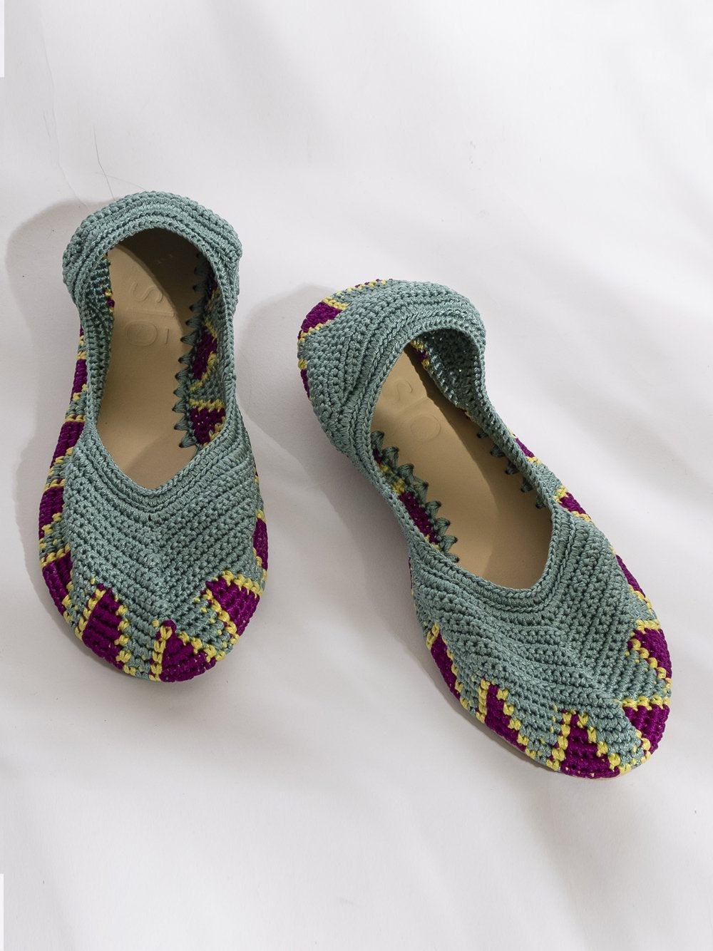 Bailarinas planas de punto crochet tejidas a mano en color turquesa, morado y amarillo, con cierre de tiras romanas. Están realizadas en algodón y rayón teñidos a mano con tintes naturales, esta combinación de materiales hace que sean un poco elásticas lo que les da un ajuste perfecto y gran comodidad. Perfectas para resaltar cualquier look.   Exterior: 60% Rayón, 40% Algodón Interior: Cuero 100% Suela: Goma 100%  Color: Whispering_Blue