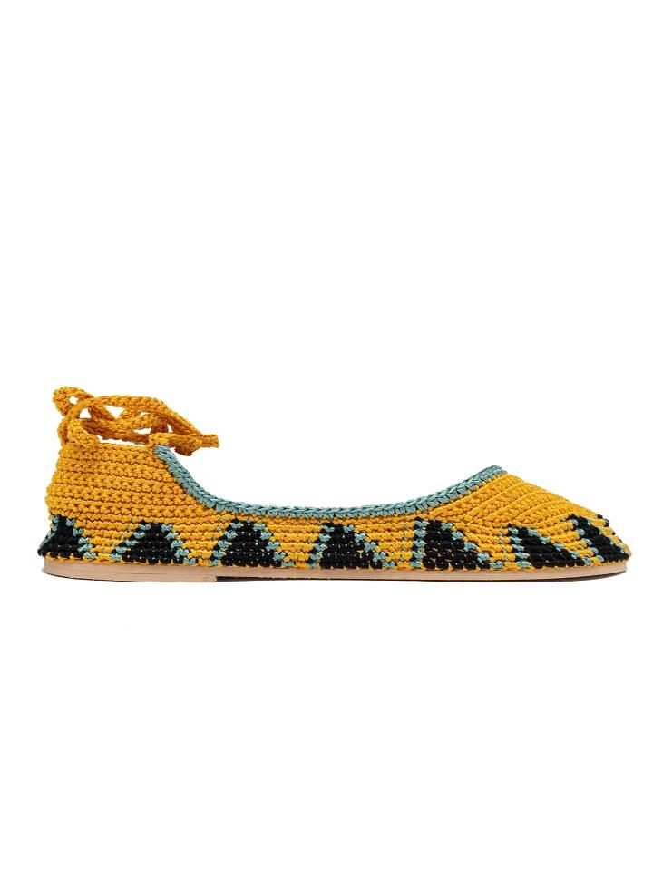 Bailarinas planas de punto crochet tejidas a mano en color amarillo, negro y turquesa, con cierre de tiras romanas. Están realizadas en algodón y rayón teñidos a mano con tintes naturales, esta combinación de materiales hace que sean un poco elásticas lo que les da un ajuste perfecto y gran comodidad. Perfectas para resaltar cualquier look.    Exterior: 60% Rayón, 40% Algodón Interior: Cuero 100% Suela: Goma 100%  Color: Daylily_yellow