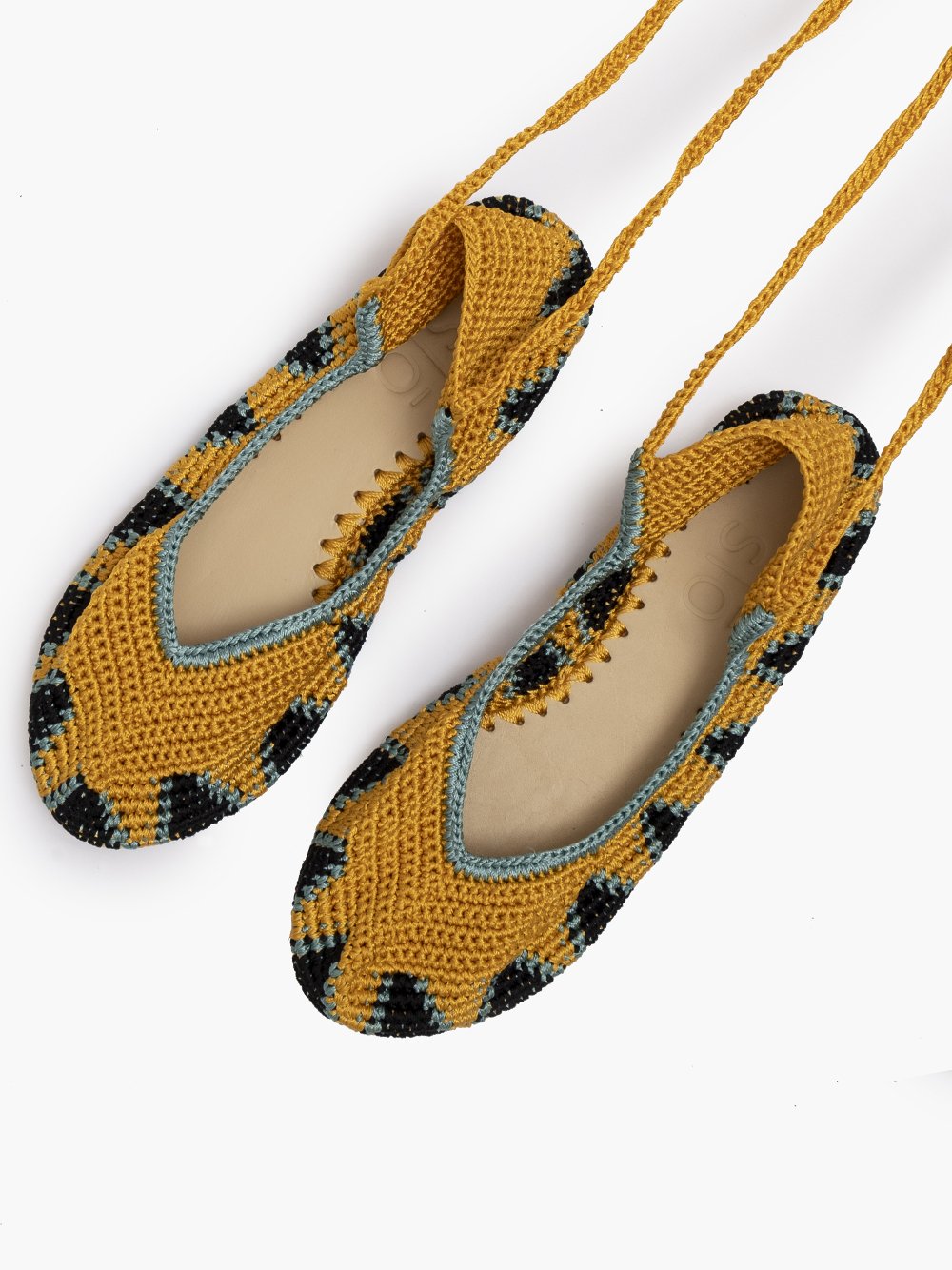 Bailarinas planas de punto crochet tejidas a mano en color amarillo, negro y turquesa, con cierre de tiras romanas. Están realizadas en algodón y rayón teñidos a mano con tintes naturales, esta combinación de materiales hace que sean un poco elásticas lo que les da un ajuste perfecto y gran comodidad. Perfectas para resaltar cualquier look.    Exterior: 60% Rayón, 40% Algodón Interior: Cuero 100% Suela: Goma 100%  Color: Daylily_yellow