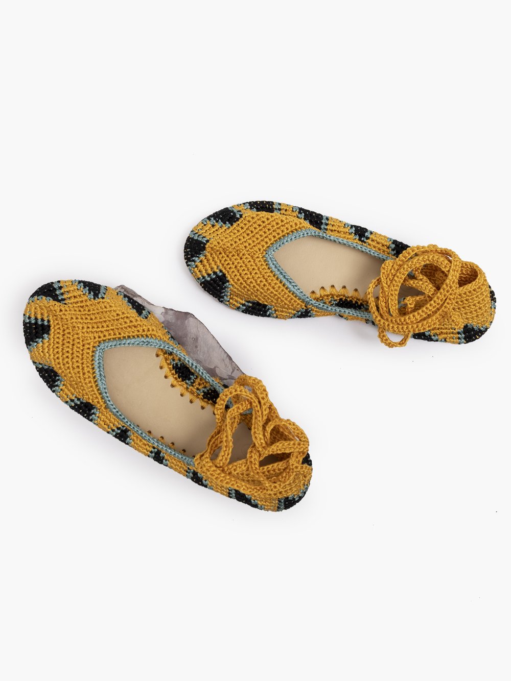 Bailarinas planas de punto crochet tejidas a mano en color amarillo, negro y turquesa, con cierre de tiras romanas. Están realizadas en algodón y rayón teñidos a mano con tintes naturales, esta combinación de materiales hace que sean un poco elásticas lo que les da un ajuste perfecto y gran comodidad. Perfectas para resaltar cualquier look.    Exterior: 60% Rayón, 40% Algodón Interior: Cuero 100% Suela: Goma 100%  Color: Daylily_yellow