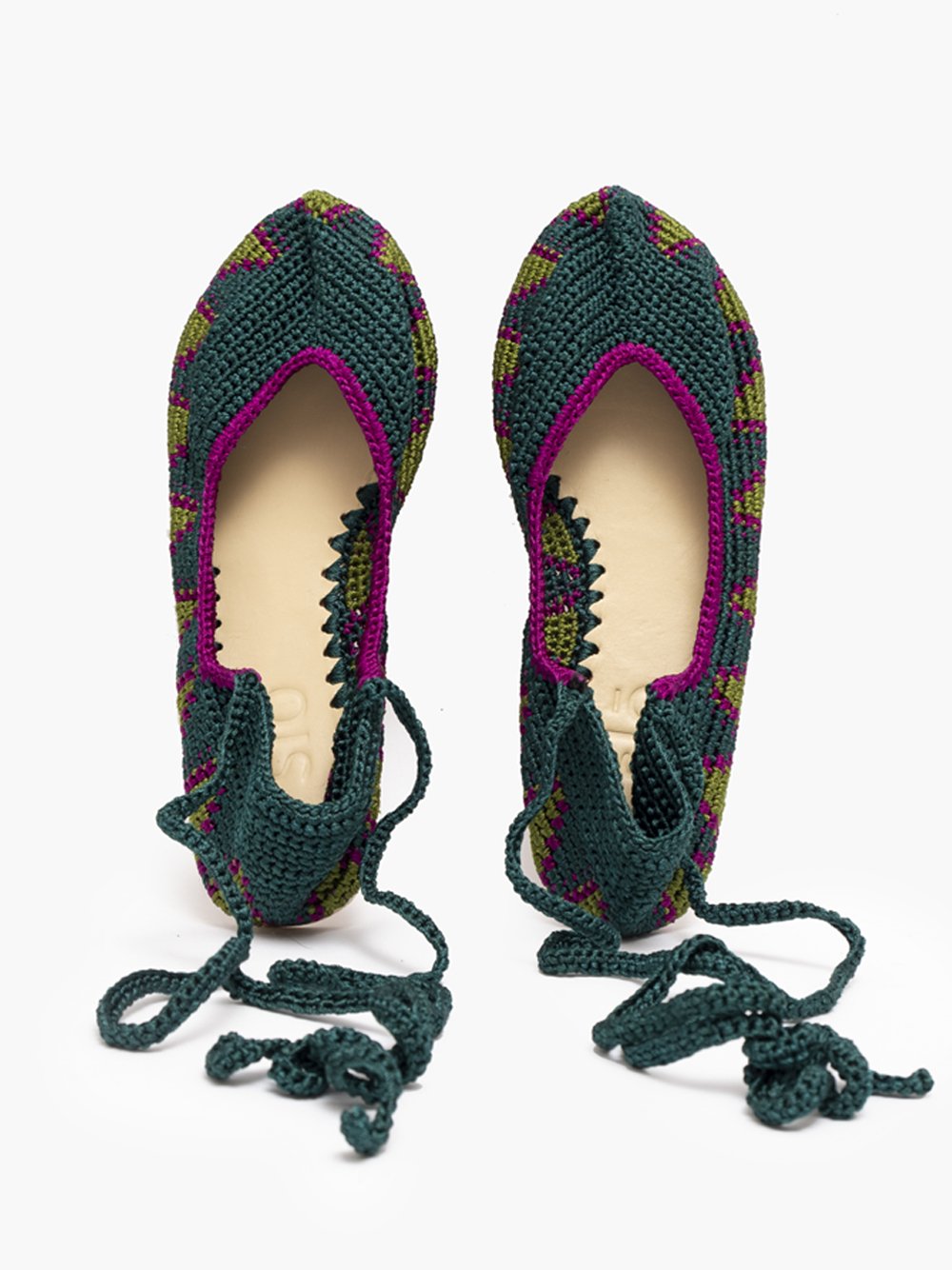 Bailarinas planas de punto crochet tejidas a mano en color verde esmeralda, morado y verde oliva, con cierre de tiras romanas. Están realizadas en algodón y rayón teñidos a mano con tintes naturales, esta combinación de materiales hace que sean un poco elásticas lo que les da un ajuste perfecto y gran comodidad. Perfectas para resaltar cualquier look.   Exterior: 60% Rayón, 40% Algodón Interior: Cuero 100% Suela: Goma 100%  Color: Deep_Green.