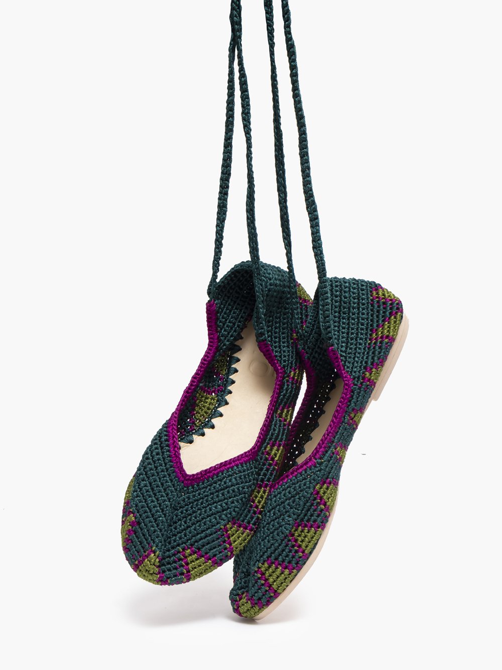 Bailarinas planas de punto crochet tejidas a mano en color verde esmeralda, morado y verde oliva, con cierre de tiras romanas. Están realizadas en algodón y rayón teñidos a mano con tintes naturales, esta combinación de materiales hace que sean un poco elásticas lo que les da un ajuste perfecto y gran comodidad. Perfectas para resaltar cualquier look.   Exterior: 60% Rayón, 40% Algodón Interior: Cuero 100% Suela: Goma 100%  Color: Deep_Green.