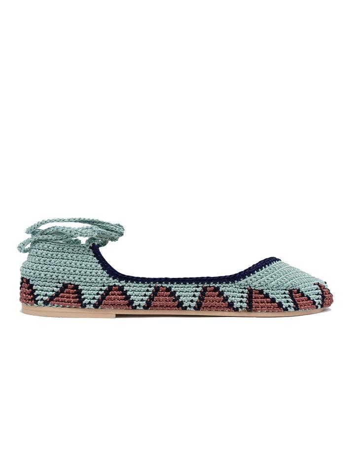Bailarinas planas de punto crochet tejidas a mano en color celeste, rosa y negro, con cierre de tiras romanas. Están realizadas en algodón y rayón teñidos a mano con tintes naturales, esta combinación de materiales hace que sean un poco elásticas lo que les da un ajuste perfecto y gran comodidad. Perfectas para resaltar cualquier look.   Exterior: 60% Rayón, 40% Algodón Interior: Cuero 100% Suela: Goma 100%  Color: Leisure_Blue