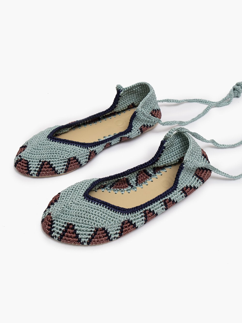 Bailarinas planas de punto crochet tejidas a mano en color celeste, rosa y negro, con cierre de tiras romanas. Están realizadas en algodón y rayón teñidos a mano con tintes naturales, esta combinación de materiales hace que sean un poco elásticas lo que les da un ajuste perfecto y gran comodidad. Perfectas para resaltar cualquier look.   Exterior: 60% Rayón, 40% Algodón Interior: Cuero 100% Suela: Goma 100%  Color: Leisure_Blue