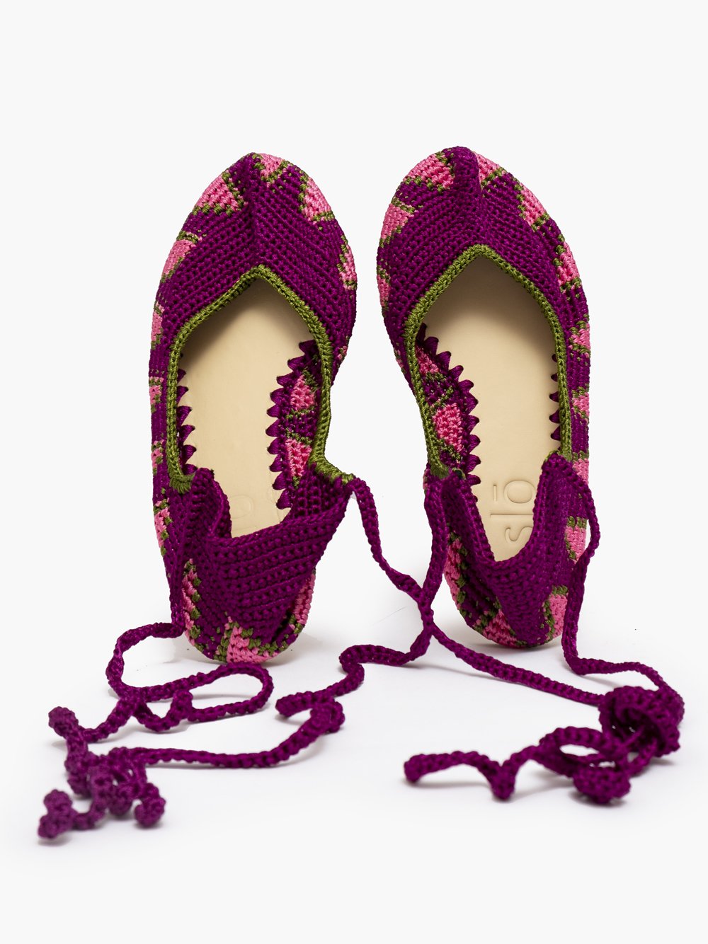 Bailarinas planas de punto crochet tejidas a mano en color verde magenta, rosa y verde, con cierre de tiras romanas. Están realizadas en algodón y rayón teñidos a mano con tintes naturales, esta combinación de materiales hace que sean un poco elásticas lo que les da un ajuste perfecto y gran comodidad. Perfectas para resaltar cualquier look.   Exterior: 60% Rayón, 40% Algodón Interior: Cuero 100% Suela: Goma 100%  Color: Magenta_Purple