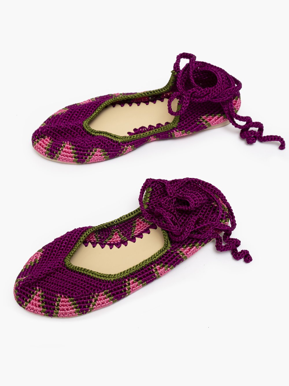 Bailarina de crochet slō hand made en color Magenta Purple, tejida a mano con cierre de tiras romanas y materiales naturales.
