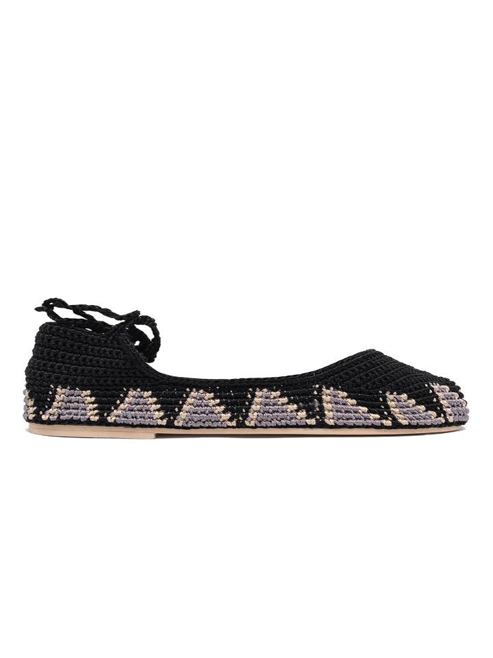 Bailarinas planas de punto crochet tejidas a mano en color negro, gris y blanco, con cierre de tiras romanas. Están realizadas en algodón y rayón teñidos a mano con tintes naturales, esta combinación de materiales hace que sean un poco elásticas lo que les da un ajuste perfecto y gran comodidad. Perfectas para resaltar cualquier look.   Exterior: 60% Rayón, 40% Algodón Interior: Cuero 100% Suela: Goma 100%  Color: Moonless_Black