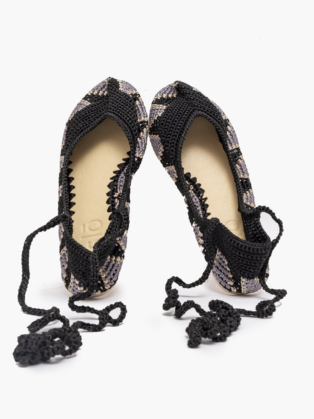 Bailarinas planas de punto crochet tejidas a mano en color negro, gris y blanco, con cierre de tiras romanas. Están realizadas en algodón y rayón teñidos a mano con tintes naturales, esta combinación de materiales hace que sean un poco elásticas lo que les da un ajuste perfecto y gran comodidad. Perfectas para resaltar cualquier look.   Exterior: 60% Rayón, 40% Algodón Interior: Cuero 100% Suela: Goma 100%  Color: Moonless_Black