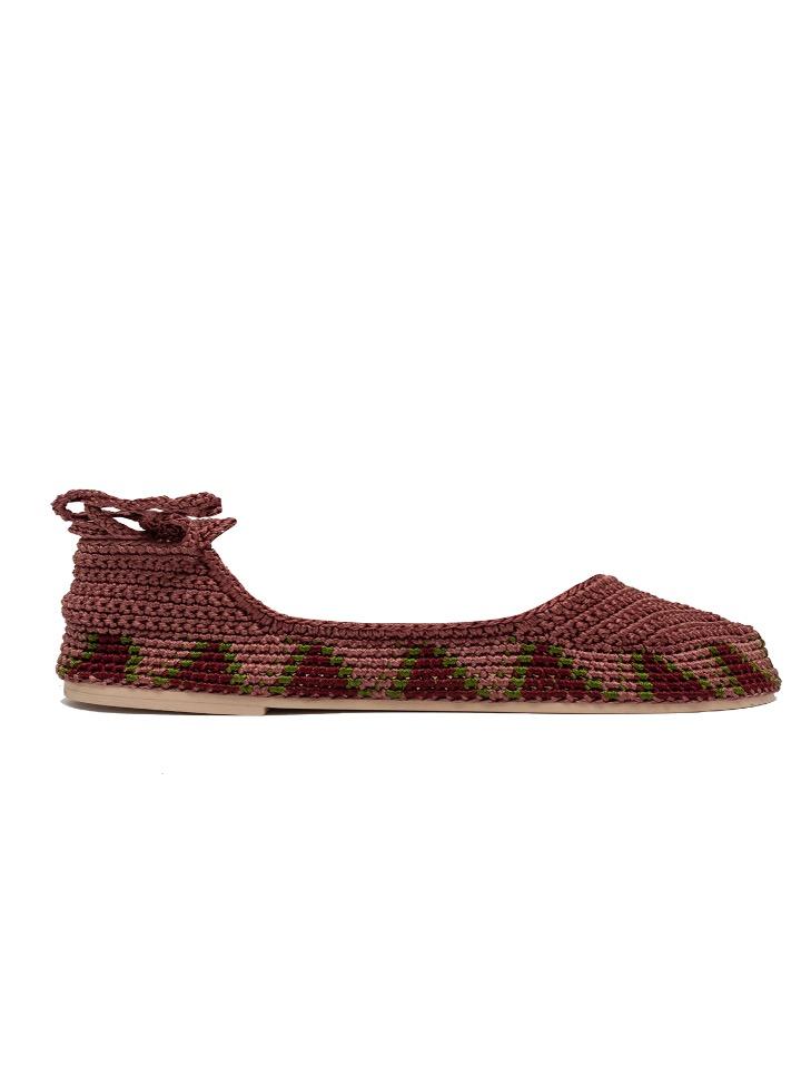 Bailarinas planas de punto crochet tejidas a mano en color rosa antique, burdeos y verde, con cierre de tiras romanas. Están realizadas en algodón y rayón teñidos a mano con tintes naturales, esta combinación de materiales hace que sean un poco elásticas lo que les da un ajuste perfecto y gran comodidad. Perfectas para resaltar cualquier look.   Exterior: 60% Rayón, 40% Algodón Interior: Cuero 100% Suela: Goma 100%  Color: Magenta_Purple