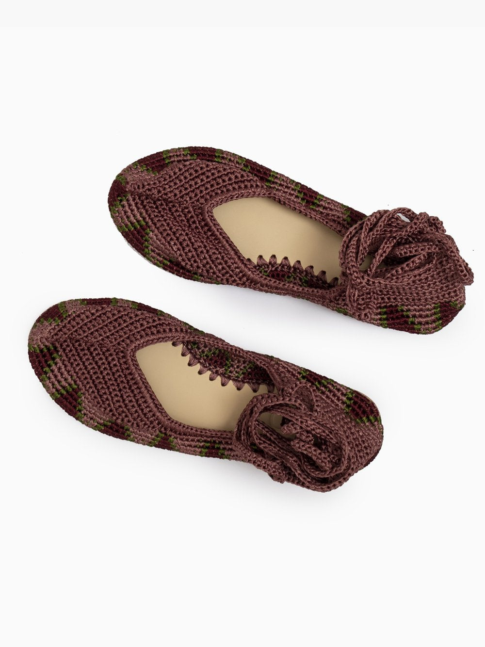 Bailarinas planas de punto crochet tejidas a mano en color rosa antique, burdeos y verde, con cierre de tiras romanas. Están realizadas en algodón y rayón teñidos a mano con tintes naturales, esta combinación de materiales hace que sean un poco elásticas lo que les da un ajuste perfecto y gran comodidad. Perfectas para resaltar cualquier look.   Exterior: 60% Rayón, 40% Algodón Interior: Cuero 100% Suela: Goma 100%  Color: Magenta_Purple