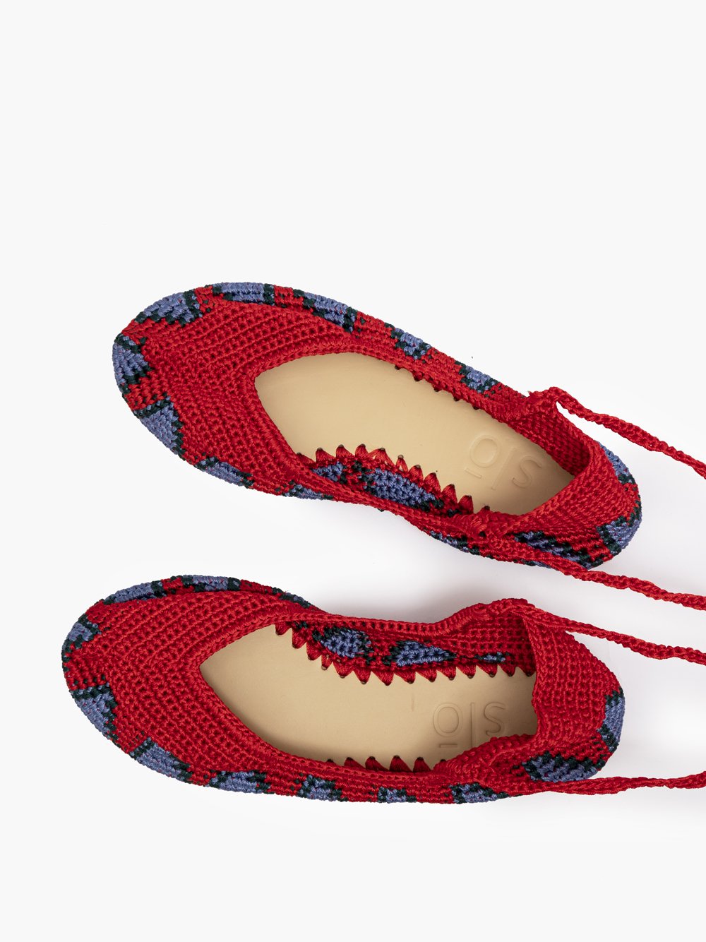Bailarinas planas de punto crochet tejidas a mano en color rojo, azul y verde, con cierre de tiras romanas. Están realizadas en algodón y rayón teñidos a mano con tintes naturales, esta combinación de materiales hace que sean un poco elásticas lo que les da un ajuste perfecto y gran comodidad. Perfectas para resaltar cualquier look.   Exterior: 60% Rayón, 40% Algodón Interior: Cuero 100% Suela: Goma 100%  Color: Rush_Red