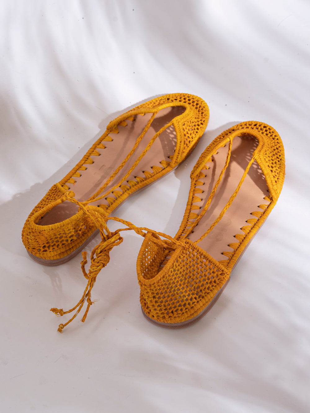 Bailarina slō hand made en rafia ocre tejida a mano con tiras romanas y suela de cuero, hecha en Marruecos.