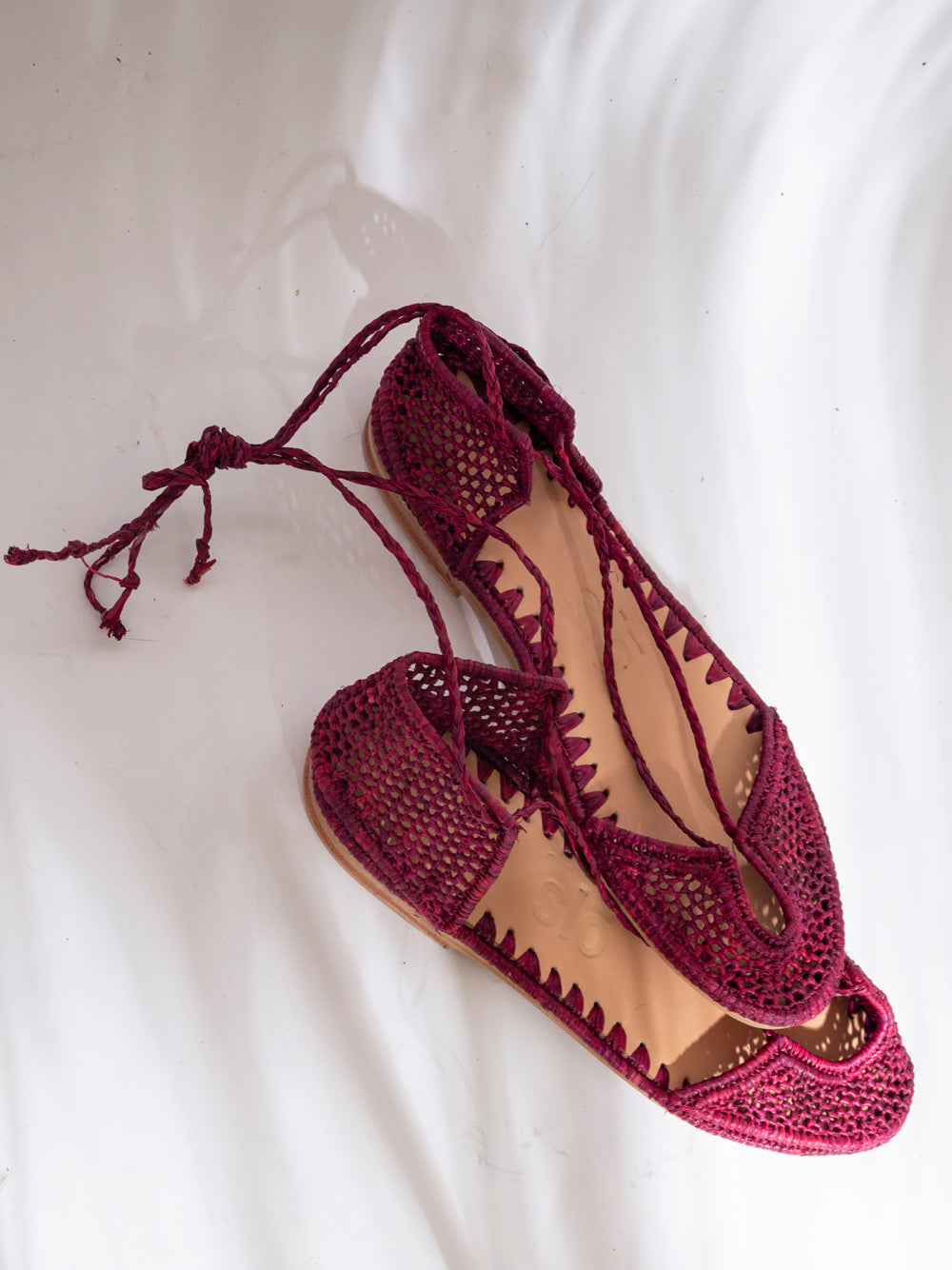 Bailarina slō hand made de rafia color raspberry con tiras romanas, tejida a mano en Marruecos, suela de cuero.