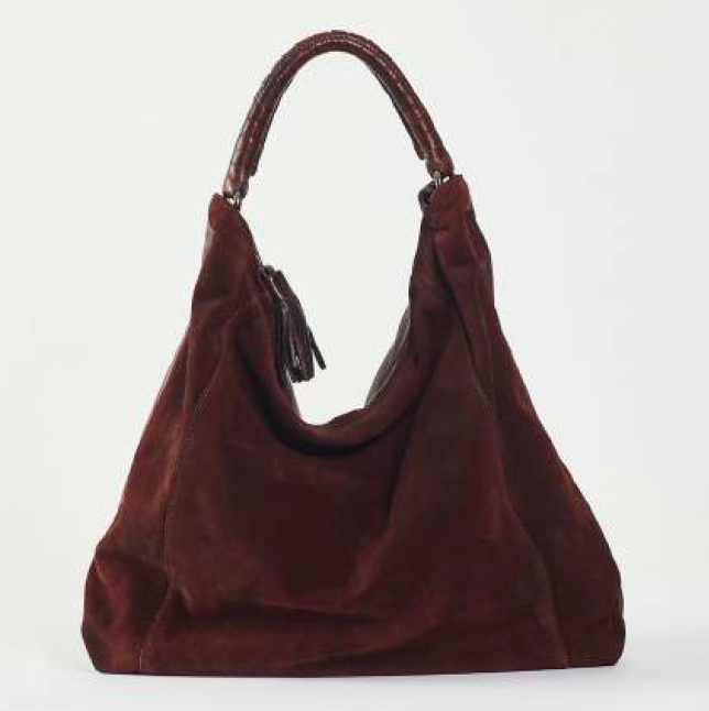 Bolso en ante vino con asa de cuero trenzado.  Cierre de cremallera oculta y con un bolsillo interno con cremallera. Forro de algodón Opción de una segunda asa para poderlo llevar de bandolera con hebilla ajustable a una longitud máxima de 120 cm.  Alto: 45 cm (con asa) Ancho: 45 cm Profundidad: 11 cm Hecho en Italia  Modelo_RH-H709V97135-VINO-SUEDE