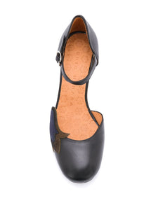 Chie Mihara Zapatos de tacón Negros WABAN Panel en Contraste, Puntera Redonda, Cierre Lateral con Hebilla y tacón de 9 cm. 