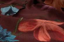 Load image into Gallery viewer, Pañuelo de seda floral en seda.   Medidas: 42 cm x  42 cm.   Composición: 100% Seda  Cuidados: limpieza en seco. Es recomendable extender el fular después de su uso para ventilarla.  Hand Made India