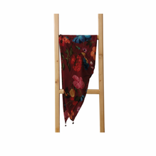 Load image into Gallery viewer, Pañuelo de seda floral en seda.   Medidas: 42 cm x  42 cm.   Composición: 100% Seda  Cuidados: limpieza en seco. Es recomendable extender el fular después de su uso para ventilarla.  Hand Made India