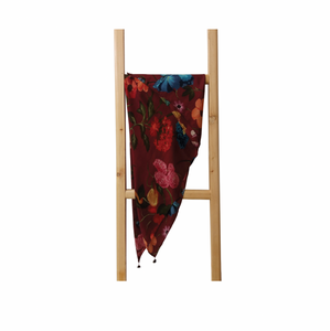 Pañuelo de seda floral en seda.   Medidas: 42 cm x  42 cm.   Composición: 100% Seda  Cuidados: limpieza en seco. Es recomendable extender el fular después de su uso para ventilarla.  Hand Made India