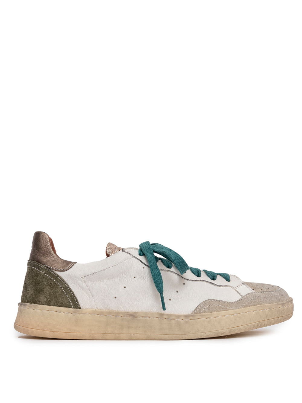 Elia Maurizi Sneaker en blanco roto con contraste en el talón en ante color kaki y lengüeta en bronce brillo. Viene con un juego de cordones en blanco roto adicional.  El exterior esta tintado con extractos vegetales lo que conlleva ahora un 50% hasta un 90% de agua.Las suelas son caucho reciclado y degradable producidas directamente a partir de leche de hevea virgen.  Talla un número más de lo habitual.  Exterior_Piel  Interior_Piel  Suela_Caucho  Modelo_Fiona  Hecho a mano en Italia