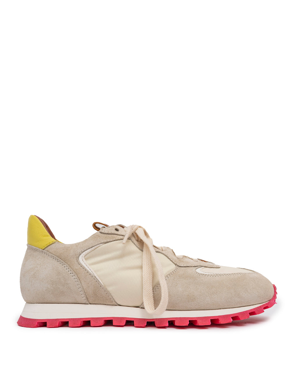 Elia Maurizi Deportiva en ante y nailon en blanco roto con suela runner en fucsia y micro suela acolchada. Contraste en el talón en amarillo claro. El exterior esta tintado con extractos vegetales lo que conlleva ahora un 50% hasta un 90% de agua.Las suelas son caucho reciclado y degradable producidas directamente a partir de leche de hevea virgen.  Talla un número más de lo habitual.  Exterior_Piel_Nailon  Interior_Piel  Suela_Goma  Modelo_Marika  Hecho a mano en Italia