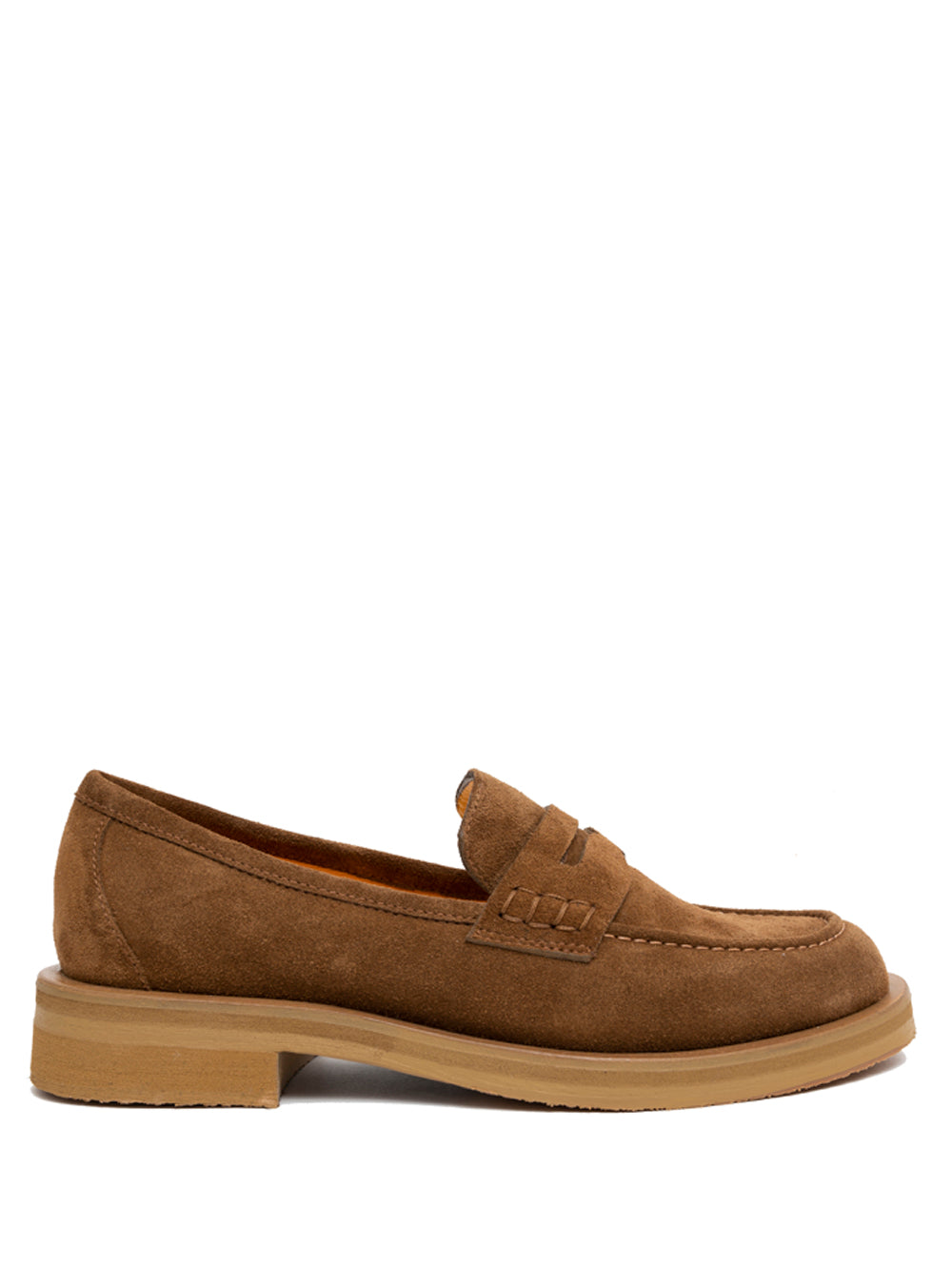 Mocasín en ante camel con plano con suela de goma y flexible lo que lo hacen muy cómodo para el día a día.  Exterior_ Piel De Becerro 100% Suela_ Goma 50% Cuero 50% Forro_ Piel De Becerro 100%  Fabricado en Italia  Modelo_ Frida-P906- Mara Bini  Color_Acero