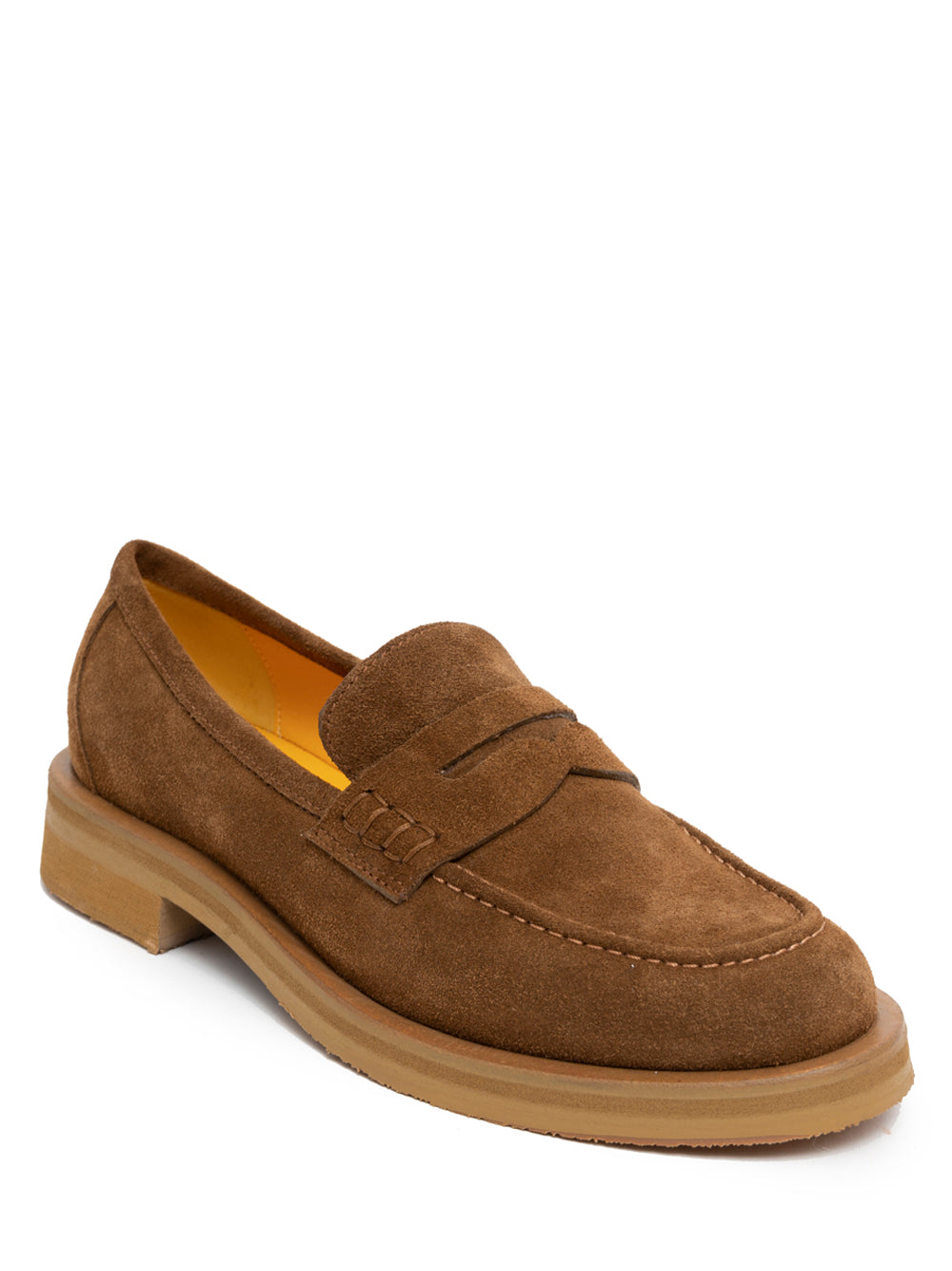 Mocasín en ante camel con plano con suela de goma y flexible lo que lo hacen muy cómodo para el día a día.  Exterior_ Piel De Becerro 100% Suela_ Goma 50% Cuero 50% Forro_ Piel De Becerro 100%  Fabricado en Italia  Modelo_ Frida-P906- Mara Bini  Color_Acero