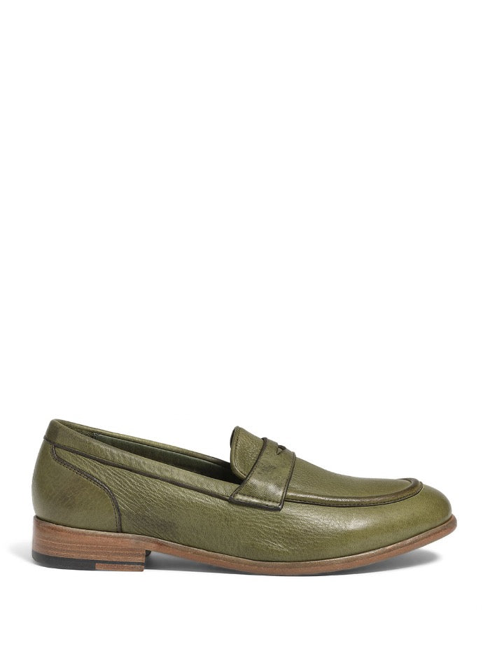 Mocasín de Sturlini en piel de ciervo dip dye en color salvia , forro de becerro, extra flexible, insocfk con espuma, suela de cuero con inyección transparente, pespuntes blake.
