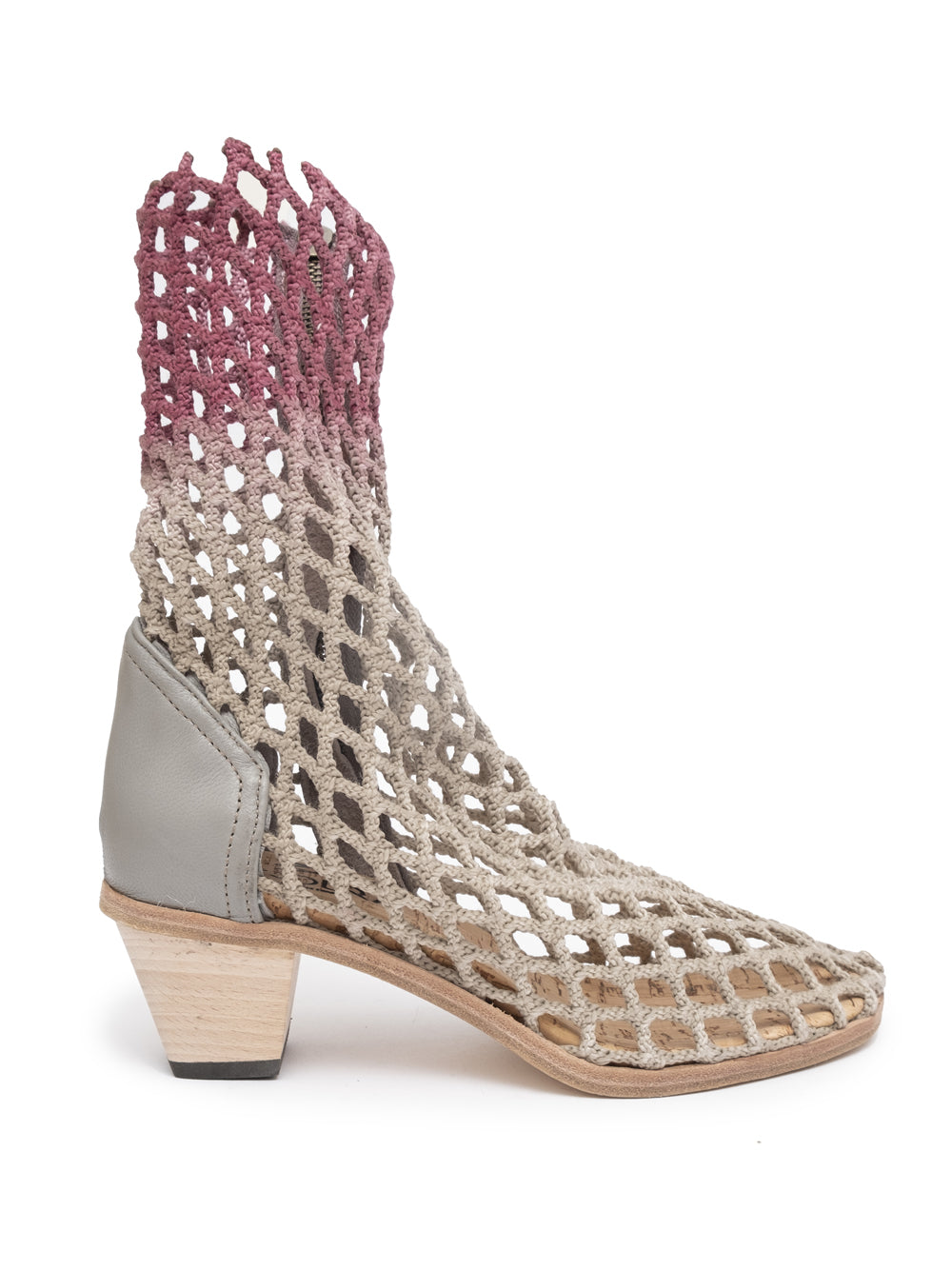 Verdura Boots Botas fabricada en red de pesca reciclada teñida con tintes naturales en color gris y sombreadas en color vino, cierre de cremallera metálico, suela interior de corcho natural y exterior en suela de goma. Realizadas a mano en Italia. 100% Veganas.