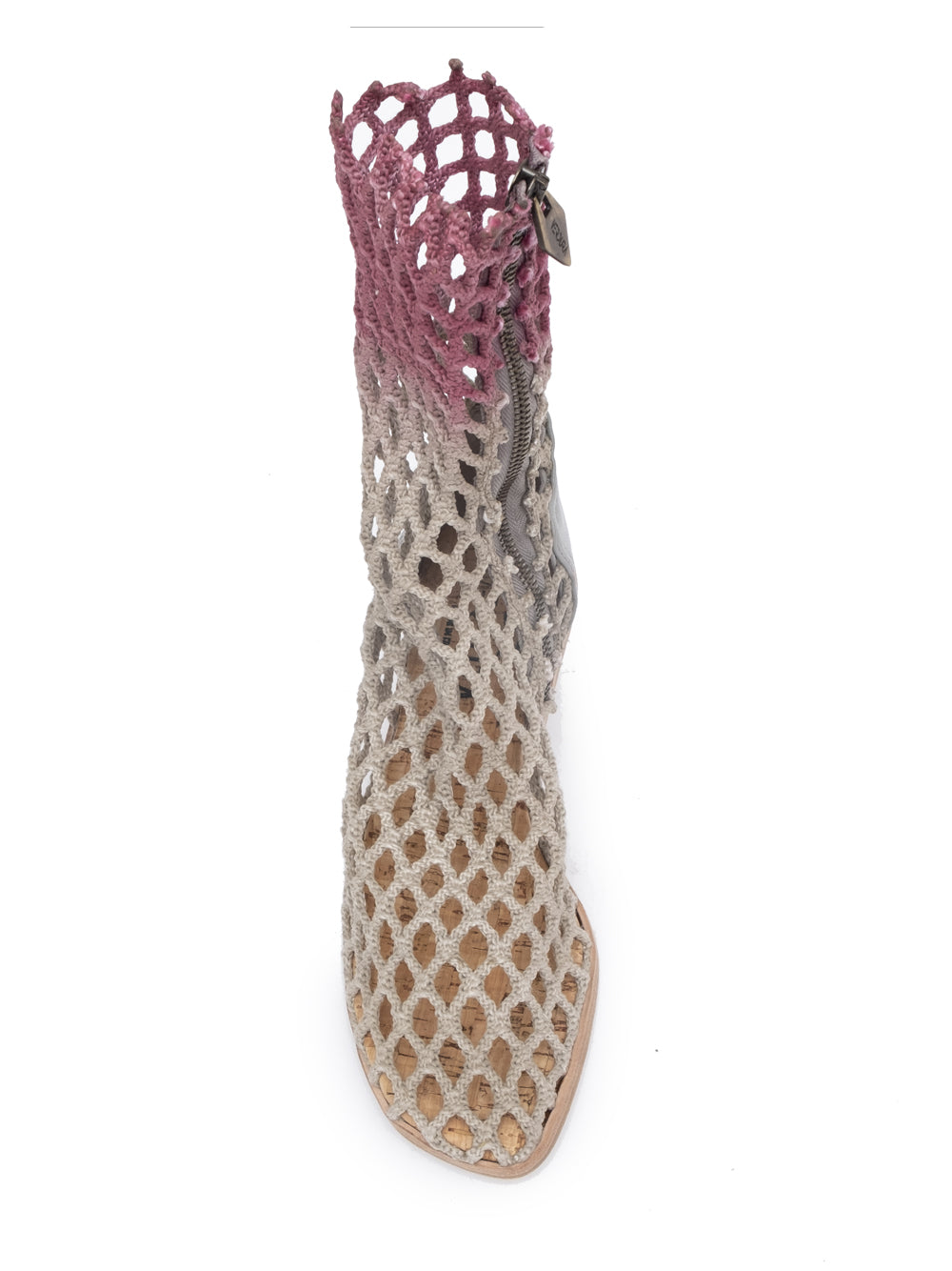 Verdura Boots Botas fabricada en red de pesca reciclada teñida con tintes naturales en color gris y sombreadas en color vino, cierre de cremallera metálico, suela interior de corcho natural y exterior en suela de goma. Realizadas a mano en Italia. 100% Veganas.
