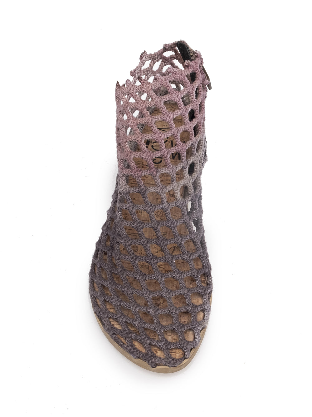 Verdura Boots Botas fabricada en red de pesca reciclada teñida con tintes naturales en color gris y sombreadas en color vino, cierre de cremallera metálico, suela interior de corcho natural y exterior en suela de goma. Realizadas a mano en Italia. 100% Veganas.