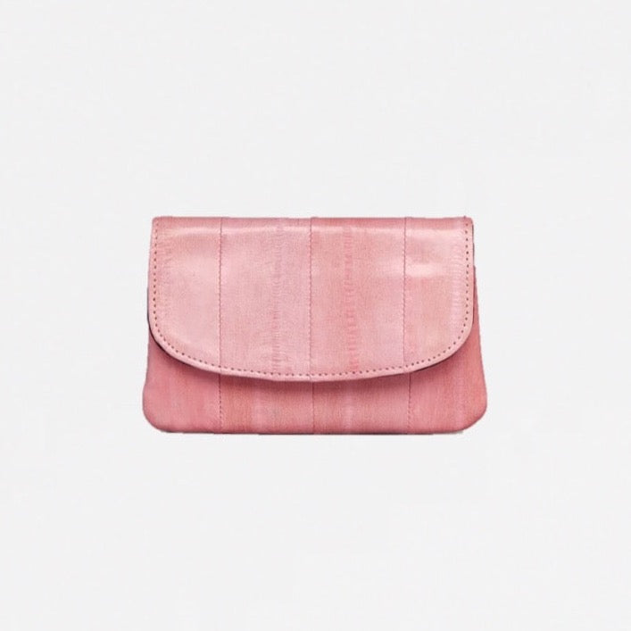 Monedero rosa con solapa y cierre a presión, en piel de anguila suave, compartimentos para tarjetas de crédito.   Medidas: Ancho: 11 cm, altura: 7 cm.  Forro interior 100 % algodón.  Material exterior: 100% piel de anguila.