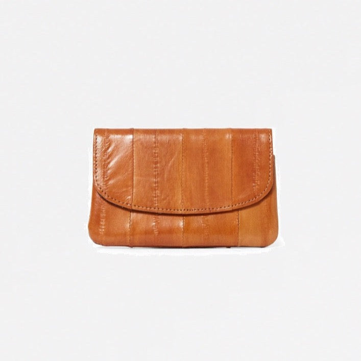 Monedero camel con solapa y cierre a presión, en piel de anguila suave, compartimentos para tarjetas de crédito.   Medidas: Ancho: 11 cm, altura: 7 cm.  Forro interior 100 % algodón.  Material exterior: 100% piel de anguila.