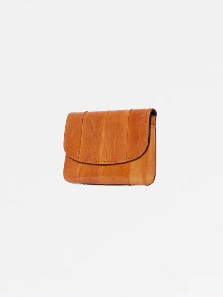 Monedero camel con solapa y cierre a presión, en piel de anguila suave, compartimentos para tarjetas de crédito.   Medidas: Ancho: 11 cm, altura: 7 cm.  Forro interior 100 % algodón.  Material exterior: 100% piel de anguila.