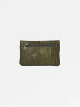 Cargar imagen en el visor de la galería, Monedero verde oliva con solapa y cierre a presión, en piel de anguila suave, compartimentos para tarjetas de crédito.   Medidas: Ancho: 11 cm, altura: 7 cm.  Forro interior 100 % algodón.  Material exterior: 100% piel de anguila.