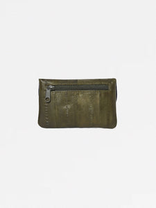 Monedero verde oliva con solapa y cierre a presión, en piel de anguila suave, compartimentos para tarjetas de crédito.   Medidas: Ancho: 11 cm, altura: 7 cm.  Forro interior 100 % algodón.  Material exterior: 100% piel de anguila.