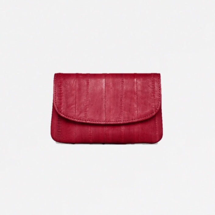 Monedero rojo con solapa y cierre a presión, en piel de anguila suave, compartimentos para tarjetas de crédito.   Medidas: Ancho: 11 cm, altura: 7 cm.  Forro interior 100 % algodón.  Material exterior: 100% piel de anguila.