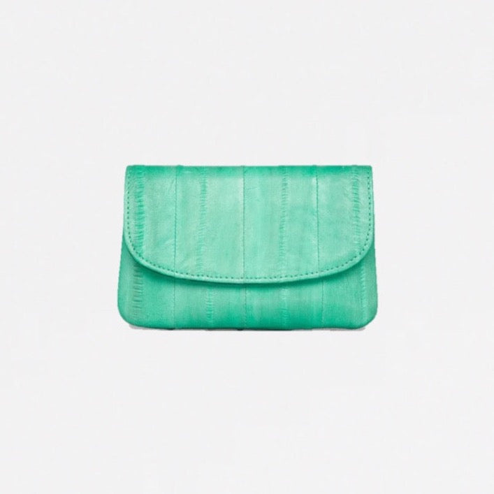 Monedero verde con solapa y cierre a presión, en piel de anguila suave, compartimentos para tarjetas de crédito.   Medidas: Ancho: 11 cm, altura: 7 cm.  Forro interior 100 % algodón.  Material exterior: 100% piel de anguila.